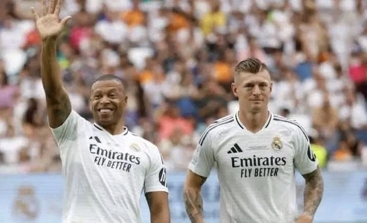 Toni Kroos leads the Real Madrid celebrations at the Corazón Classic Match